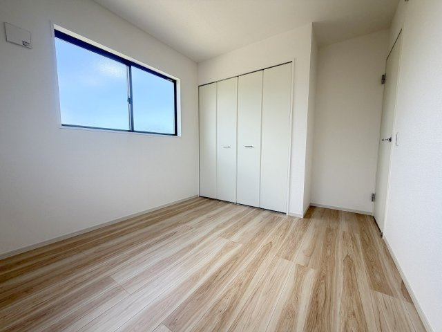 三郷市新和3丁目　新築戸建の洋室|クローゼット付きの洋室5.2帖・子供部屋としていかがでしょう