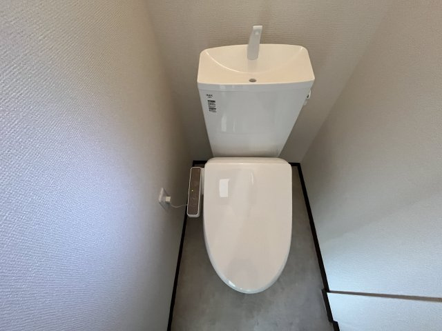 メゾン春日部のトイレ|落ち着いた色調のトイレです