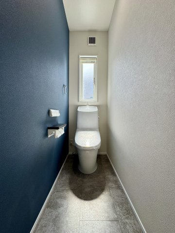 子安町のトイレ|1F トイレは床や壁が汚れの目立ちにくい色になっておりお掃除がしやすいですね。