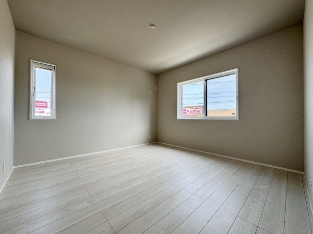 子安町の洋室|2F 約8帖の広々お部屋は主寝室としてお使いいただけます。