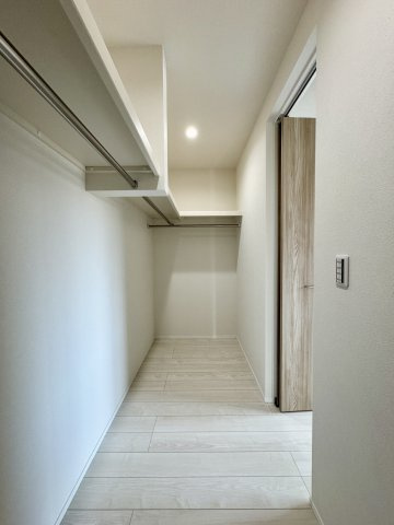 子安町の収納|8帖のお部屋に備えられているウォークインクローゼットには沢山の物が収納できお部屋をスッキリと見せることができます。