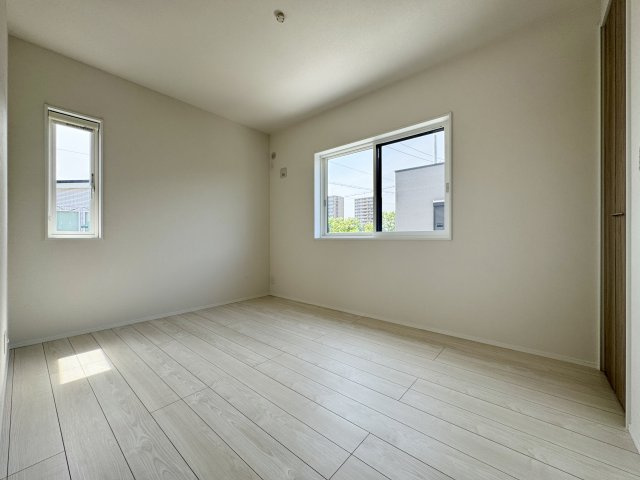 子安町の洋室|2F 約6帖のお部屋も明るくこちらも子供部屋としてお使いいただけます♪