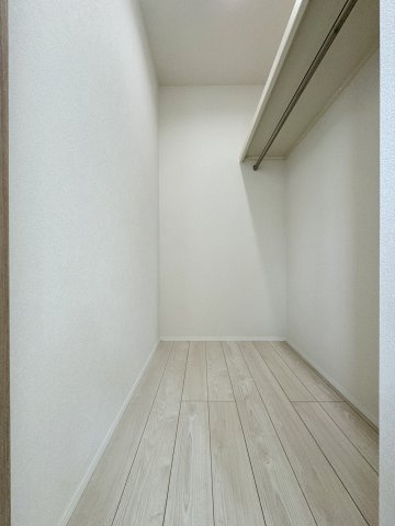 子安町の収納|6帖のお部屋に備えられているウォークインクローゼットも沢山収納できます☆