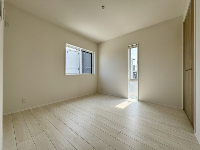 子安町の洋室|2F 約6.1帖のお部屋は子供部屋にいかがでしょうか♫