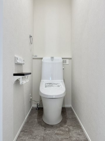 子安町のトイレ|2F トイレ トイレが2箇所あることで朝の時間に余裕がもてますね。