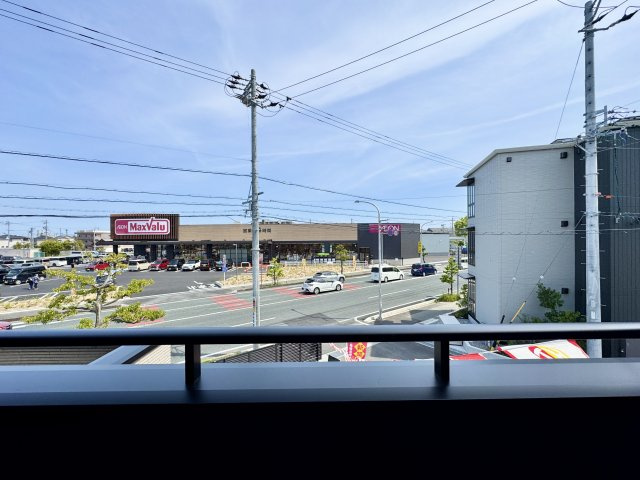 子安町の展望|バルコニーからは新しくできたマックスバリューが見えます。