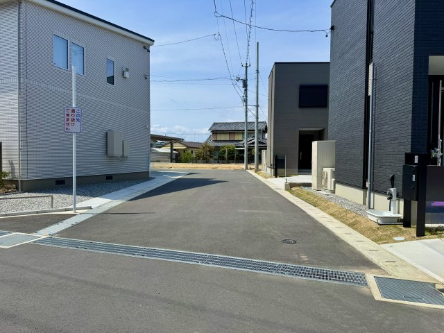 子安町の前面道路含む現地写真|前面道路を南側から北向きに撮影しました。