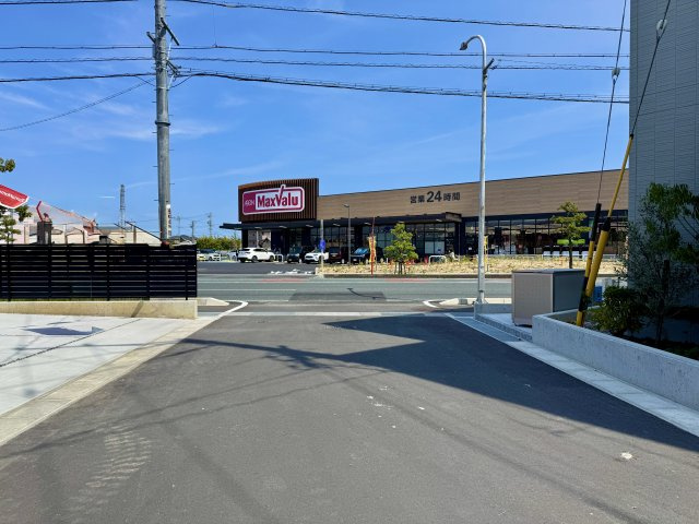 子安町の前面道路含む現地写真|前面道路を西側から東向きに撮影しました。