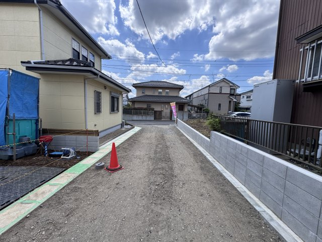 柏市南高柳新築戸建【高柳小学校：10分】の前面道路含む現地写真|南西側前面道路（舗装工事予定）