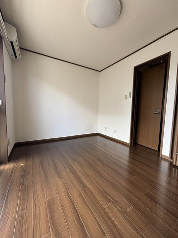 洋室６帖にエアコンと照明付きです。扉でキッチンと仕切れます♪