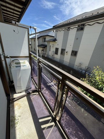 洗濯機置き場はテラスで残置物の洗濯機があり撤去相談可能です♪