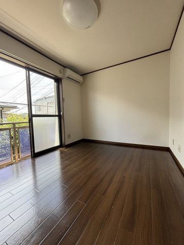 南向き１階で陽当り良好の洋室６帖はエアコンと照明と雨戸付き♪