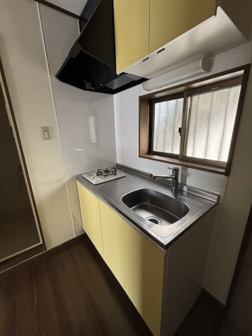 １口ガスコンロ付きの窓付きで明るいキッチンです♪