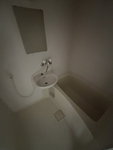 お風呂と洗面台です。トイレは別々です♪