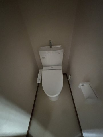 温水洗浄便座付きのトイレです♪