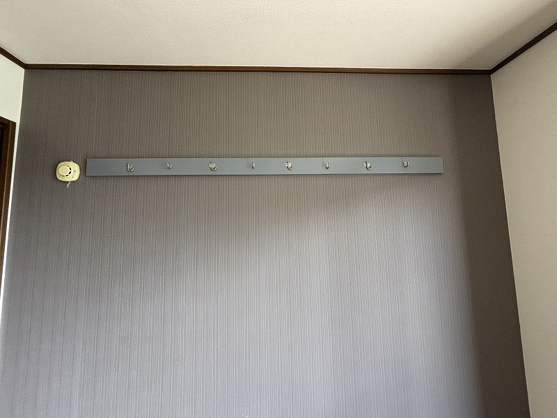 洋室６帖の壁紙一面がアクセントクロスでフックが付いています♪