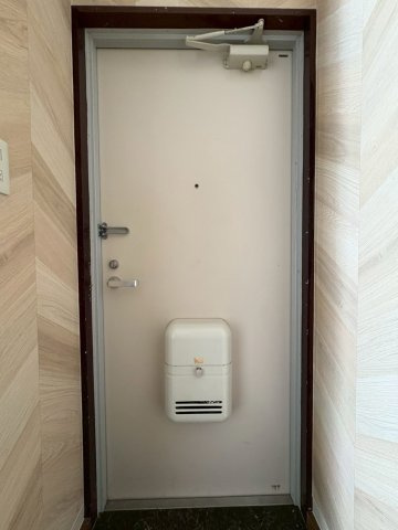 長瀬駅前マンションの玄関