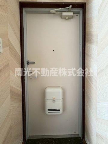 長瀬駅前マンションの玄関