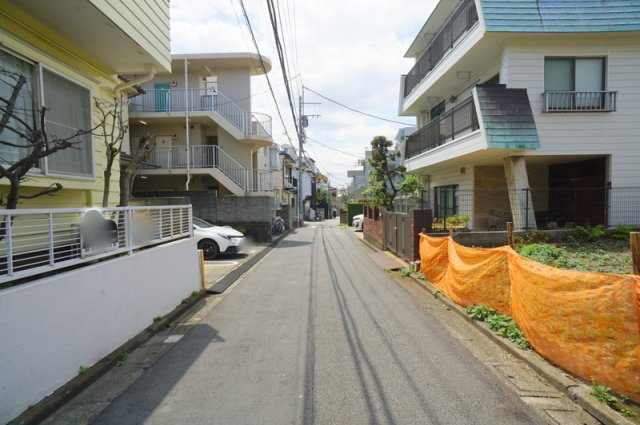 北沢３　土地の前面道路含む現地写真|南東側　私道　幅員約4.3m　接道約9.6m
北西側　私道　幅員約3.4m　接道約9.6m