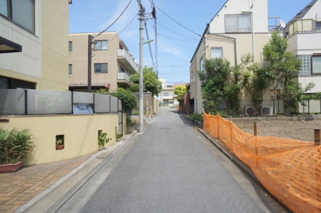 北沢３　土地の前面道路含む現地写真|小田急小田原線「東北沢」駅徒歩2分
京王井の頭線「池ノ上」駅徒歩9分
京王井の頭線、小田急小田原線「下北沢」駅徒歩12分
