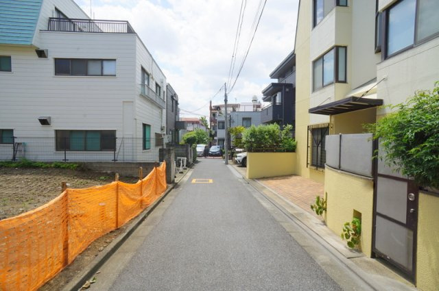 北沢３　土地の前面道路含む現地写真|南東側　私道　幅員約4.3m　接道約9.6m
北西側　私道　幅員約3.4m　接道約9.6m