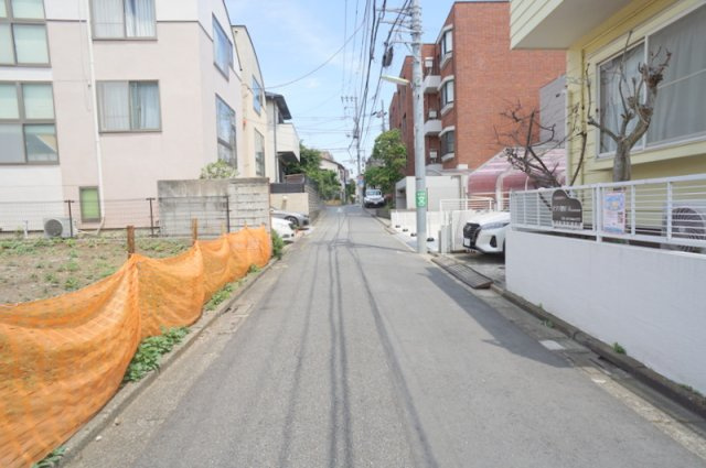 北沢３　土地の前面道路含む現地写真|南東側　私道　幅員約4.3m　接道約9.6m
北西側　私道　幅員約3.4m　接道約9.6m