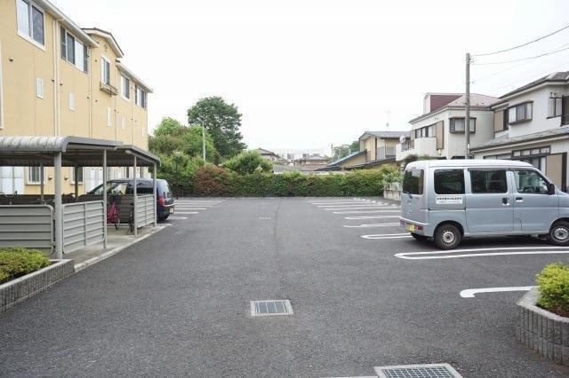 メゾン　ド　ペルールの駐車場|駐車場に車を止められます