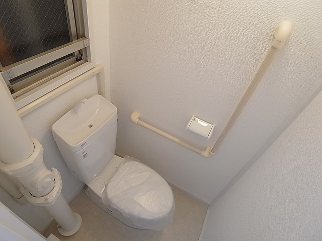 上湊川高層住宅のトイレ|手すり付きの綺麗なトイレ