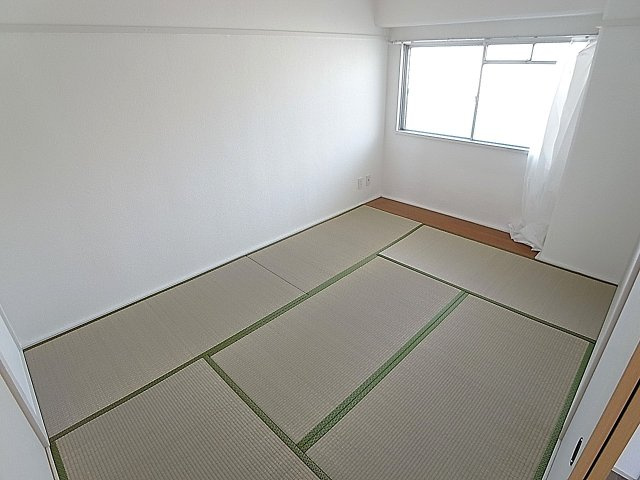上湊川高層住宅の内装|6帖の明るい和室、清潔感有ります