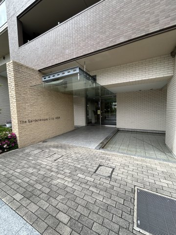 ザ・ガーデネスクシティアクア館のエントランス|清潔なエントランスです