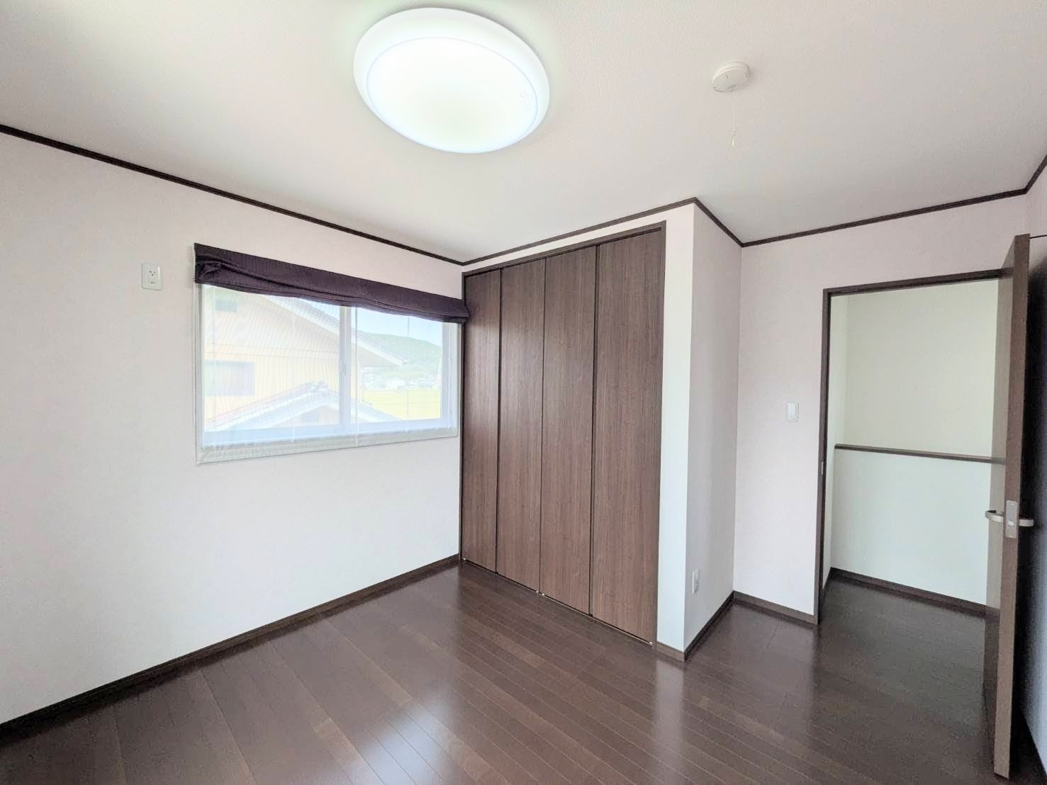 岡山市北区花尻ききょう町 中古住宅の洋室|◆2階西側洋室6.0帖は主寝室におすすめです。大容量のクロゼット付きでお部屋を広く使えます。
