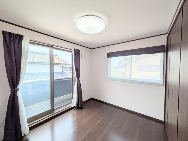 岡山市北区花尻ききょう町 中古住宅の洋室|◆別角度からの2階西側洋室6.0帖です。2面採光で日当たり良好です。