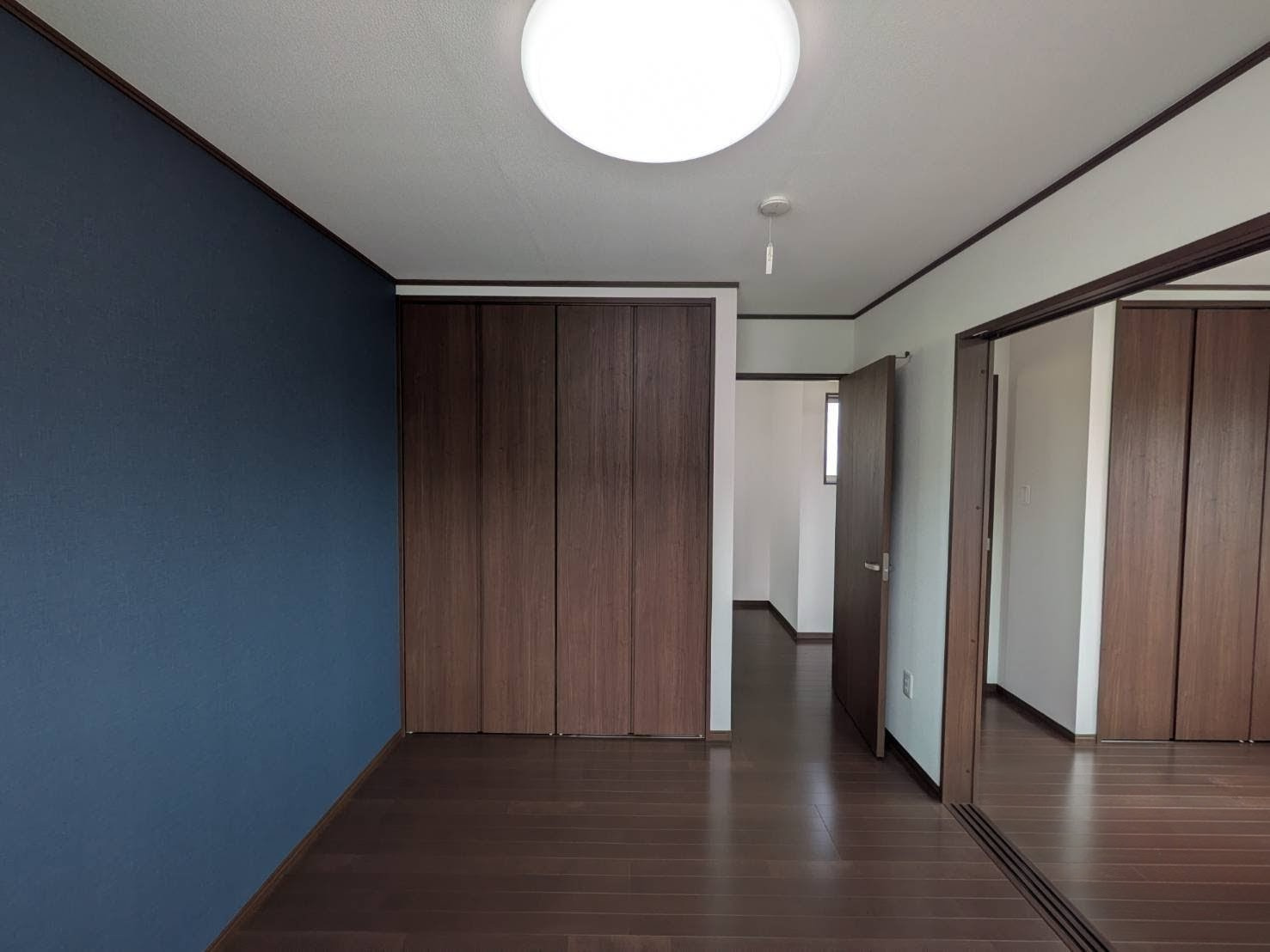 岡山市北区花尻ききょう町 中古住宅の洋室|◆2階中洋室5.35帖は扉を開けることでより広く使えます。