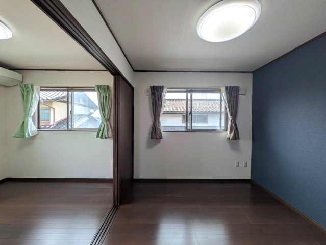 岡山市北区花尻ききょう町 中古住宅の洋室|◆2階中洋室5.35帖は扉を開けることでより広く使えます。