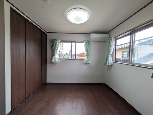 岡山市北区花尻ききょう町 中古住宅の洋室|◆2階東側洋室5.35帖です。各部屋が適度な広さを持っており快適に過ごせます。
