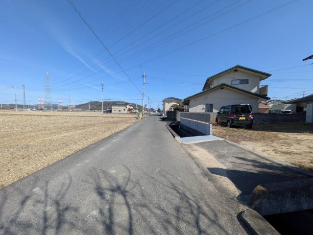 岡山市北区花尻ききょう町 中古住宅の前面道路含む現地写真|◆北側前面道路の幅員は約4.2ｍです。