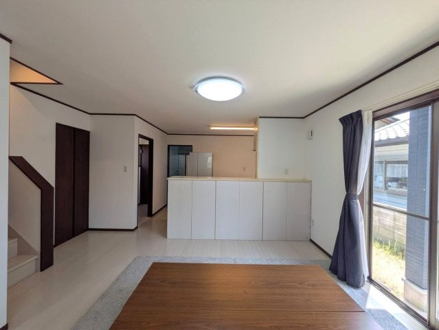 岡山市北区花尻ききょう町 中古住宅の居間・リビング|◆LDKは16.0帖ございます。階段下・カウンター下にも収納がございますのでより広くお使いいただけます。