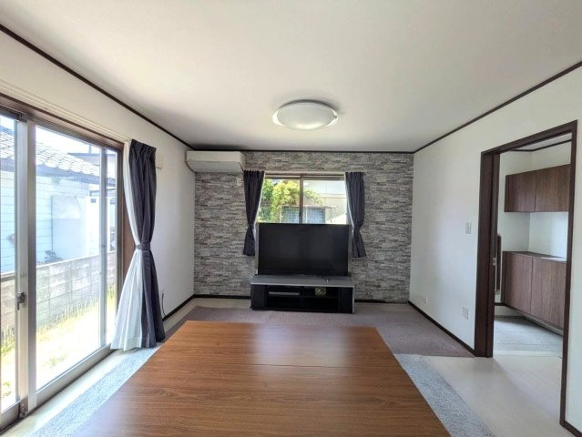 岡山市北区花尻ききょう町 中古住宅の居間・リビング|◆大きな窓からの採光はLDK全体を明るく照らしてくれます。