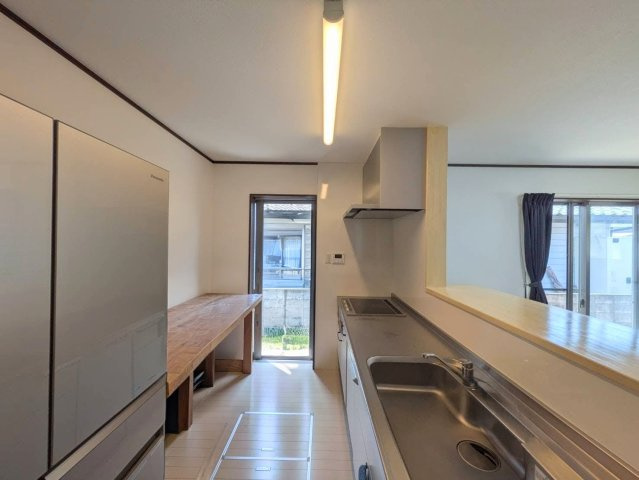 岡山市北区花尻ききょう町 中古住宅のキッチン|◆収納豊富で家事導線の良いキッチン周りです。勝手口もございますので料理中の嫌なにおいがこもりません。