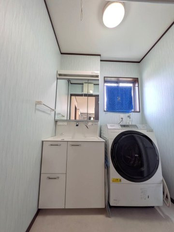 岡山市北区花尻ききょう町 中古住宅の脱衣所|◆身支度もスムーズにできる三面鏡の洗面化粧台です。