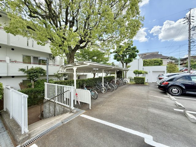 タウン上八事５号棟の駐車場