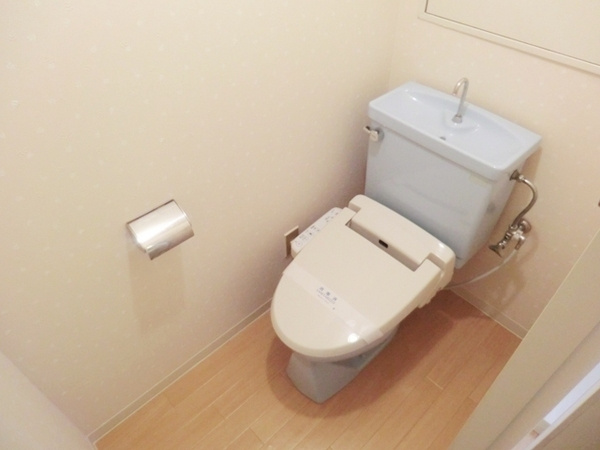 温水洗浄便座付きのトイレです♪