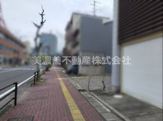 ６６８２０　岐阜市京町2丁目土地の前面道路含む現地写真