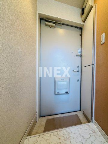 横浜市西区西戸部町１丁目のアパートの玄関