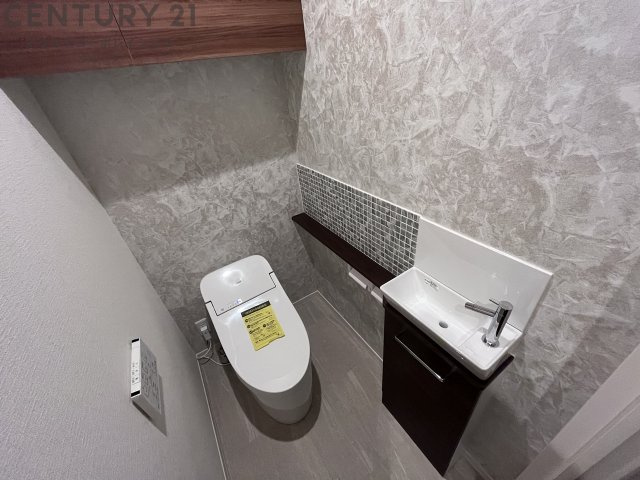 温水洗浄便座付きのトイレです♪