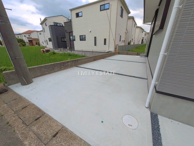 草加市新里町 新築分譲住宅の駐車場