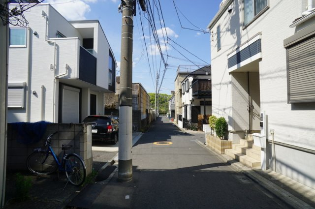 松が丘１　土地の前面道路含む現地写真|南東側　公道　幅員約6.0m　接道約4.2m
