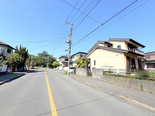 日の出町平井　中古戸建の前面道路含む現地写真