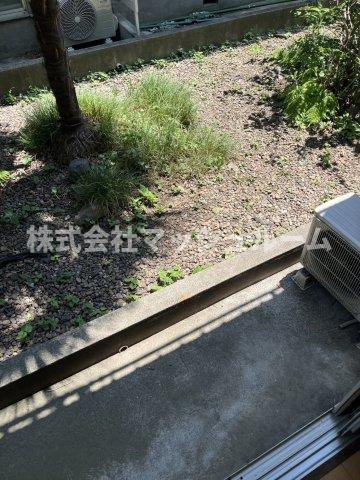 ハイツ城山A棟の庭