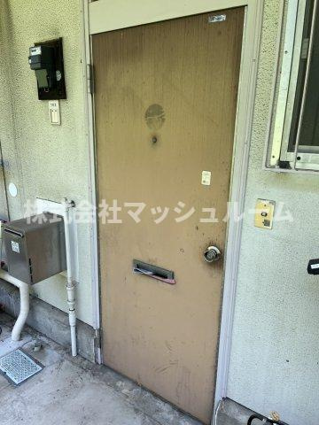 ハイツ城山A棟のエントランス
